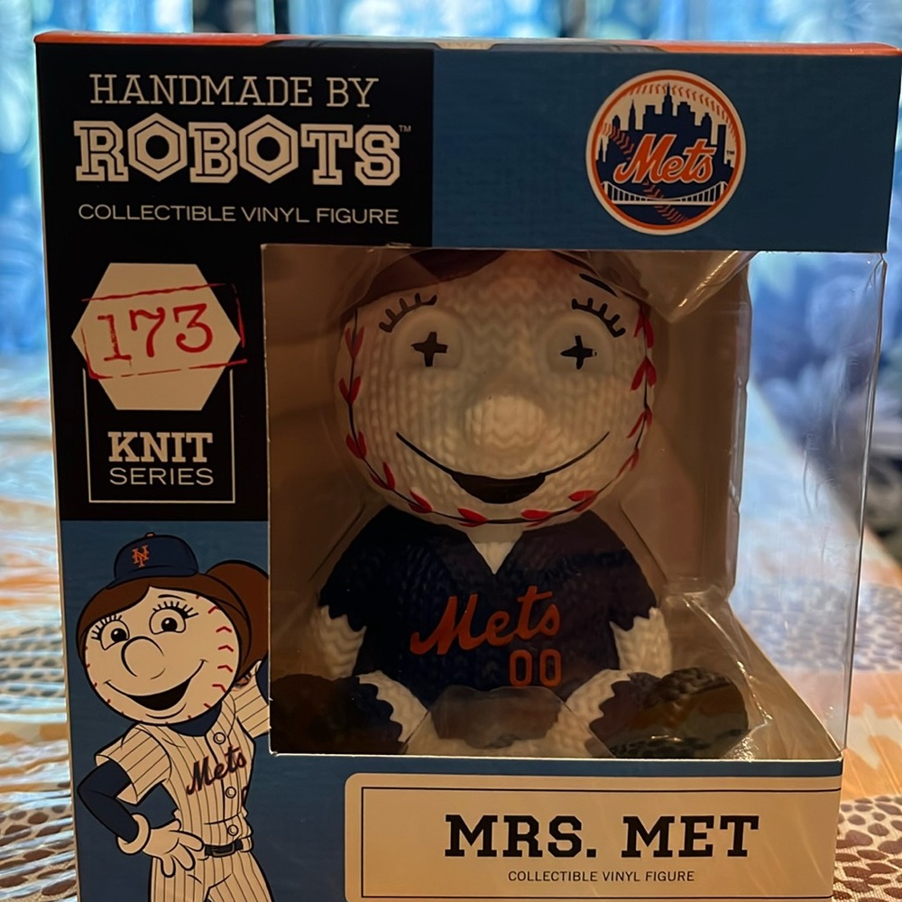 Mrs. Met collectible figure